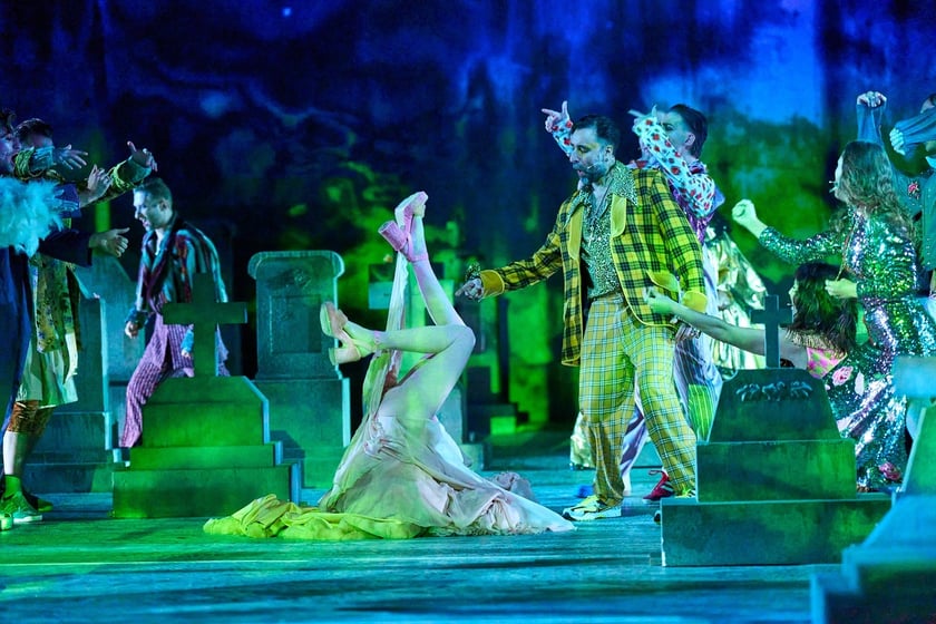 Scena z prologu &bdquo;Romea i Julii&rdquo; w reżyserii Jana Klaty w Teatrze Muzycznym Capitol