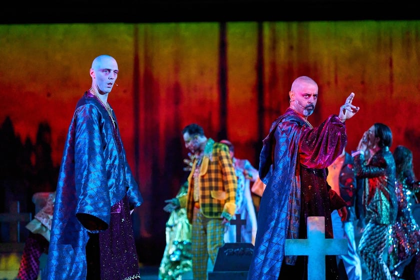 Scena z prologu &bdquo;Romea i Julii&rdquo; w reżyserii Jana Klaty w Teatrze Muzycznym Capitol