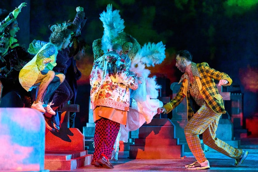 Scena z prologu &bdquo;Romea i Julii&rdquo; w reżyserii Jana Klaty w Teatrze Muzycznym Capitol