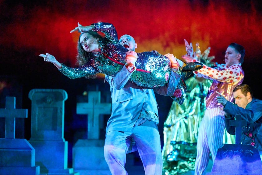 Scena z prologu &bdquo;Romea i Julii&rdquo; w reżyserii Jana Klaty w Teatrze Muzycznym Capitol