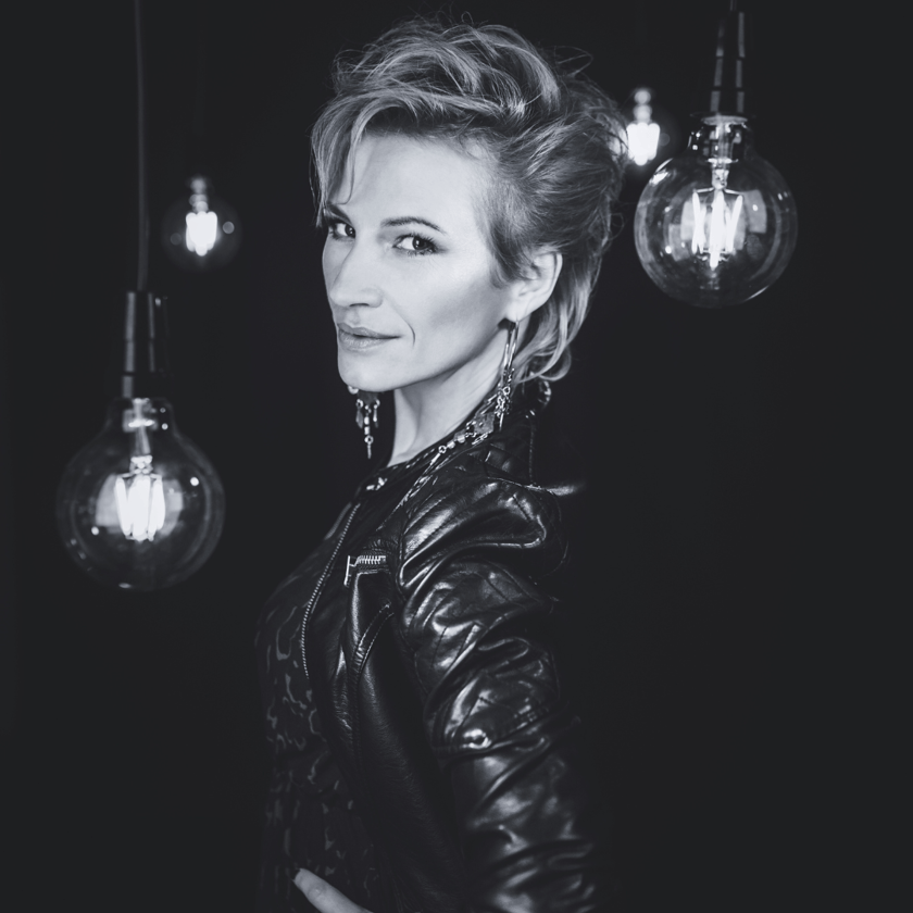 Wokalistka jazzowa, kompozytorka, pedagog wokalny. Absolwentka i wykładowca na Wydziale Muzyki Jazzowej Akademii Muzycznej we Wrocławiu.&nbsp; Absolwentka wrocławskiej i poznańskiej Akademii Muzycznej, wykładowca wokalistyki jazzowej w Instytucie Muzyki Uniwersytetu Zielonog&oacute;rskiego oraz w Katedrze Muzyki Jazzowej Akademii Muzycznej we Wrocławiu, pedagog Studium Musicalowego Capitol we Wrocławiu.&nbsp; Laureatka wielu nagr&oacute;d, w tym nagrody Grand Prix na Międzynarodowych Spotkaniach Wokalist&oacute;w Jazzowych w Zamościu, finalistka opolskich &rdquo;Debiut&oacute;w&rdquo;, wystąpiła i zaśpiewała w filmie Wiesława Saniewskiego pt. &bdquo;Bezmiar sprawiedliwości&rdquo;. Członkini kwartetu wokalnego The Sound Pack, z kt&oacute;rym wydała dwa albumy: &bdquo;On air&rdquo; (2019) oraz &bdquo;Żyj kolorowo&rdquo; (2023). Koncertuje z własnym kwartetem jazzowym,&nbsp;wsp&oacute;łpracuje z Yarosh Organ Trio (&bdquo;Alterakcje&rdquo;, 2018), występuje jako solistka big-band&oacute;w i orkiestr. Na swoim koncie, opr&oacute;cz licznych wydawnictw z gościnnym udziałem, ma r&oacute;wnież autorski album pt. &bdquo;Liquid love&rdquo; (2013).&nbsp; Wystąpiła na wielu prestiżowych festiwalach jazzowych, takich jak: Jazz Fest Brno, Praga Jazz Festival, Ko&scaron;ice Jazz Festival, Jazztage Dresden, Hildener Jazztage, Voicemania (Wiedeń), Jazz nad Odrą (Wrocław), Green Town of Jazz (Zielona G&oacute;ra), RCK Pro Jazz Festiwal (Kołobrzeg), Złota Tarka (Iława), Jazz Bez (Polska-Ukraina), Pomorska Jesień Jazzowa (Gorz&oacute;w Wlkp.) i wiele innych.&nbsp; Wsp&oacute;łpracowała ze znakomitymi muzykami jazzowymi, takimi jak: Jan &bdquo;Ptaszyn&rdquo; Wr&oacute;blewski, Piotr Baron, Piotr Wojtasik, Leszek Możdżer, Frank Parker, Tomasz Grabowy, Kazimierz Jonkisz, Adam Wendt, Maciej Fortuna, Adam Kawończyk, Marcin Pospieszalski, Adam Sztaba i Trio RGG.&nbsp; Prowadzi szeroko zakrojoną działalność warsztatową i pedagogiczną z wykorzystaniem najnowszych osiągnięć z dziedziny emisji, rehabilitacji głosu oraz metodyki uczenia śpiewu. Aktywna członkini Polskiego Stowarzyszenia Jazzowego Wrocław.&nbsp; Rekomendacje:  Jakub Olejnik 