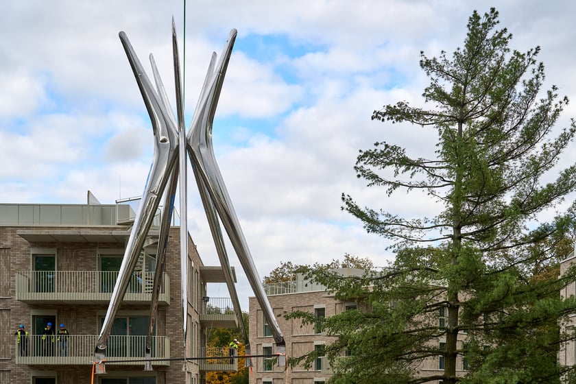 Dzień instalowania rzeźby Oskara Zięty w Apartamentach przy Parku Szczytnickim, 15 października 2024