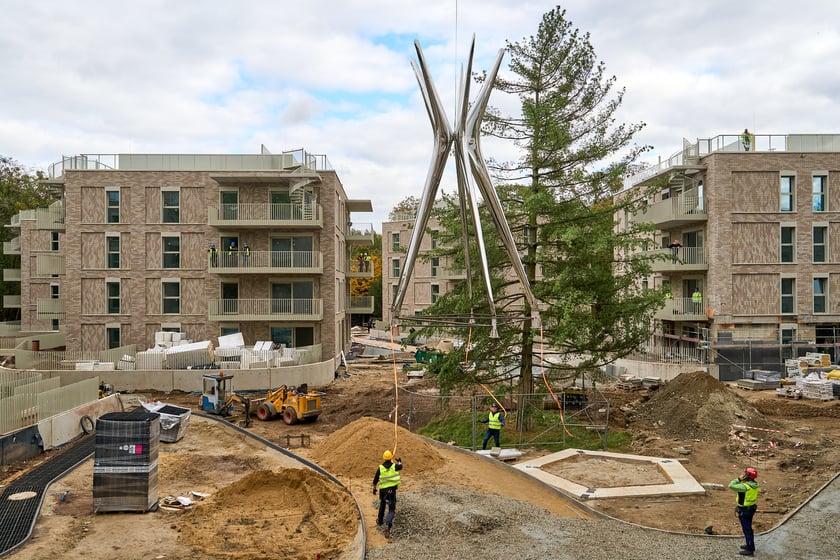 Dzień instalowania rzeźby Oskara Zięty w Apartamentach przy Parku Szczytnickim, 15 października 2024