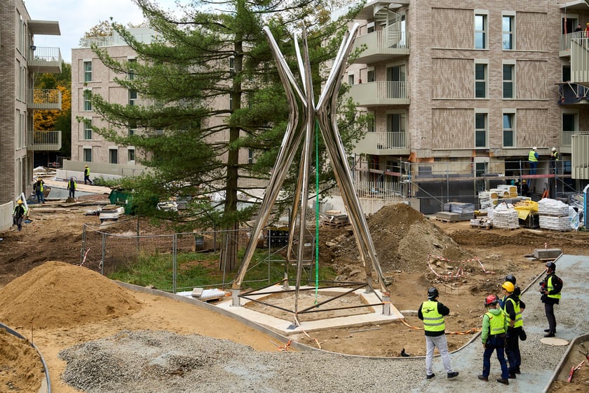 Dzień instalowania rzeźby Oskara Zięty w Apartamentach przy Parku Szczytnickim, 15 października 2024