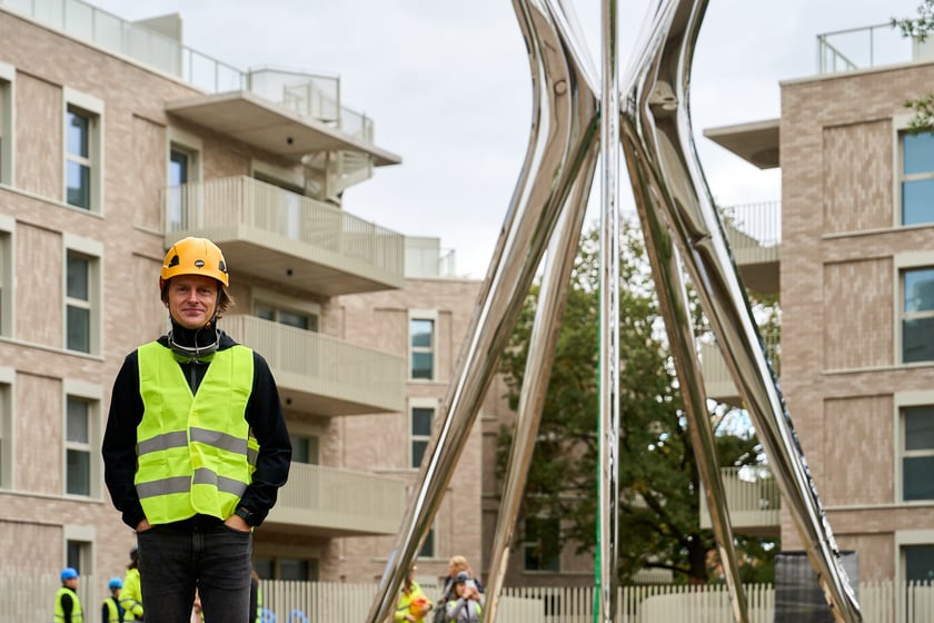 Oskar Zięta i jego rzeźba w Apartamentach przy Parku Szczytnickim, 15 października 2024