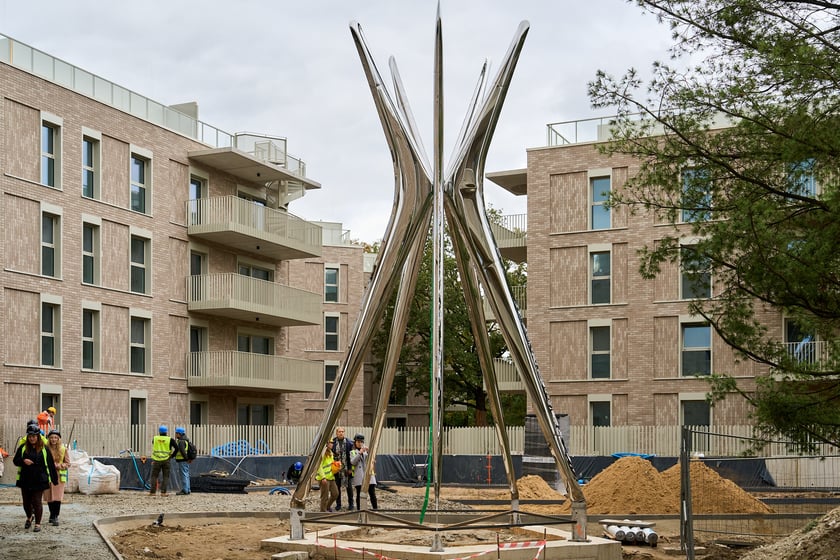 Dzień instalowania rzeźby Oskara Zięty w Apartamentach przy Parku Szczytnickim, 15 października 2024