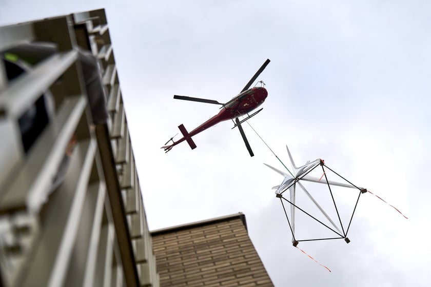 Dzień instalowania rzeźby Oskara Zięty w Apartamentach przy Parku Szczytnickim, 15 października 2024