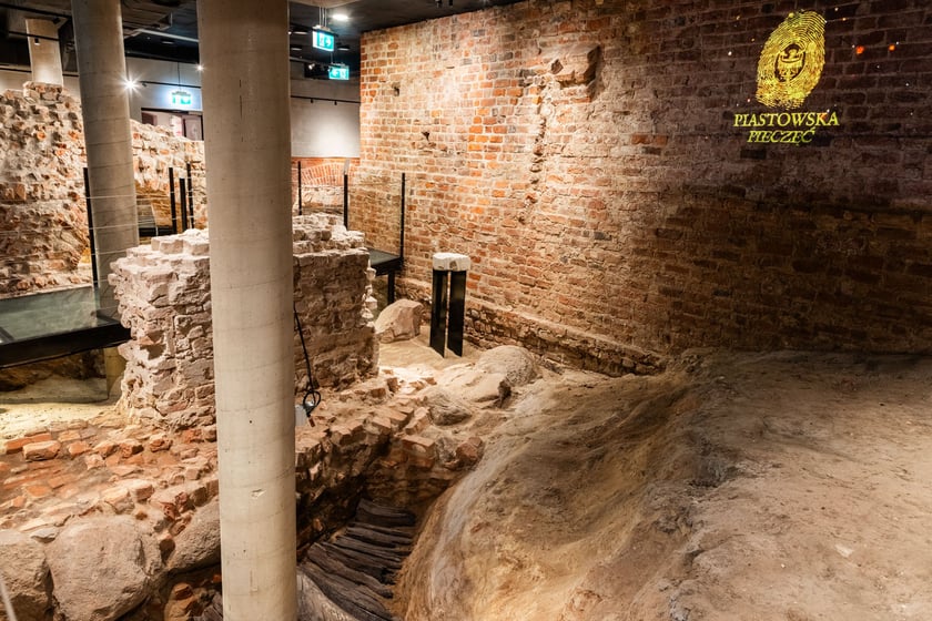 Pozostałości XII wiecznego wału drewniano-ziemnego; w tle fundamenty 18-sto bocznej wieży Bolesława Wysokiego