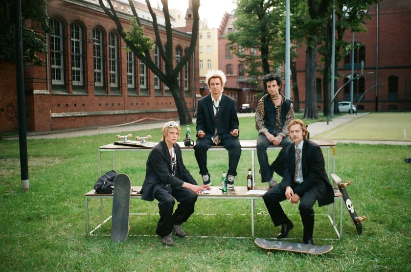 Kosa i jego koledzy na podw&oacute;rku Centrum Kreatywności Talent przy Jedności Narodowej