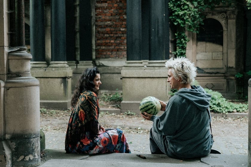 Zora (Natalia Szmidt) i Kosa (Mateusz Okuła) na cmentarzu żydowskim