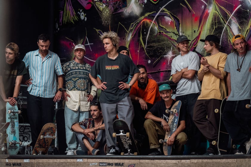 Kosa (Mateusz Okuła) z przyjaci&oacute;łmi skejterami