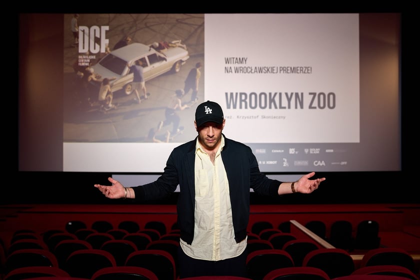 Krzysztof Skonieczny w kinie DCF przed wrocławską premierą filmu &bdquo;Wrooklyn Zoo&rdquo;