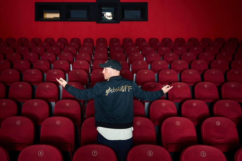 Krzysztof Skonieczny w kinie DCF przed wrocławską premierą filmu &bdquo;Wrooklyn Zoo&rdquo;