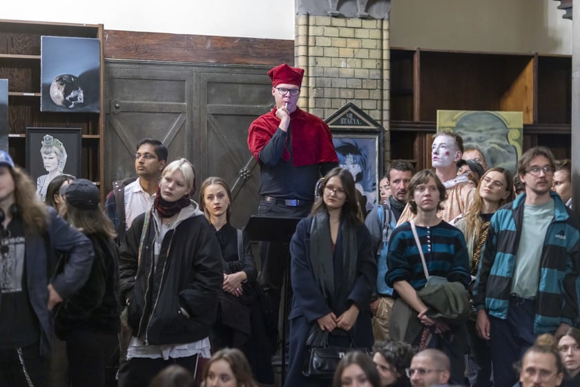 Wernisaż wystawy Dark Academia Kościoła Nihilistów w budynku po bibliotece na Szajnochy (19 października 2024)