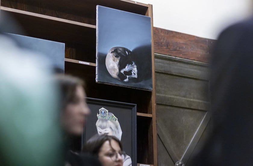 Wernisaż wystawy Dark Academia Kościoła Nihilistów w budynku po bibliotece na Szajnochy (19 października 2024)