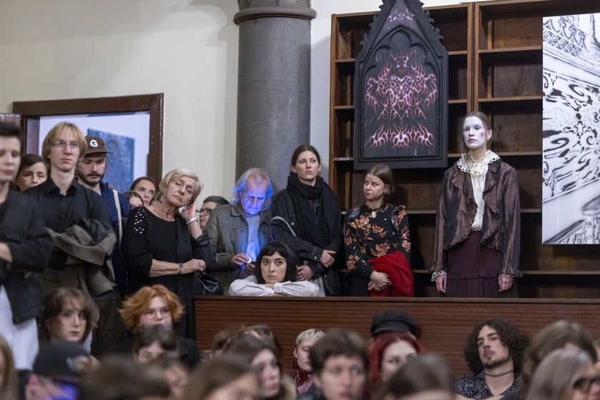 Wernisaż wystawy Dark Academia Kościoła Nihilistów w budynku po bibliotece na Szajnochy (19 października 2024)