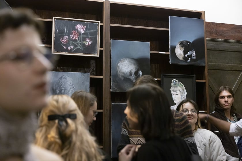 Wernisaż wystawy Dark Academia Kościoła Nihilistów w budynku po bibliotece na Szajnochy (19 października 2024)