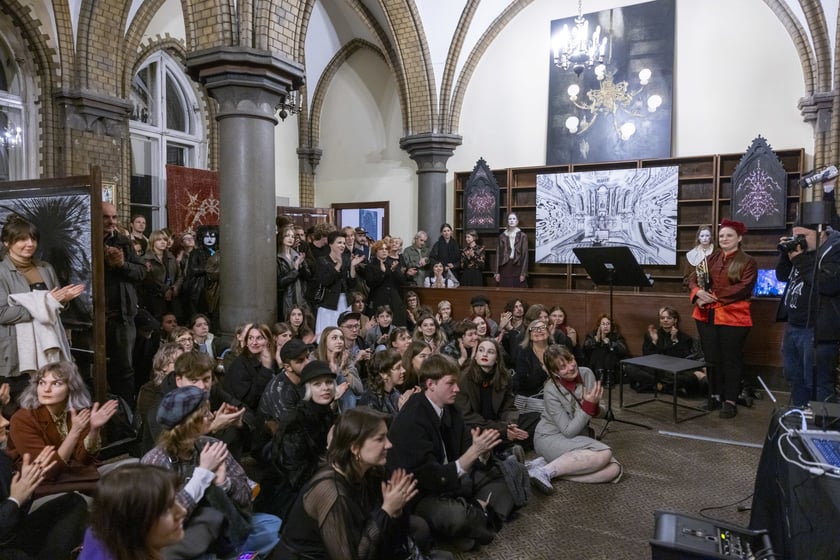 Wernisaż wystawy Dark Academia Kościoła Nihilistów w budynku po bibliotece na Szajnochy (19 października 2024)