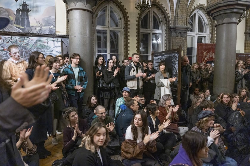 Wernisaż wystawy Dark Academia Kościoła Nihilistów w budynku po bibliotece na Szajnochy (19 października 2024)