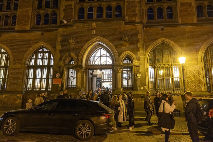 Wernisaż wystawy Dark Academia Kościoła Nihilistów w budynku po bibliotece na Szajnochy (19 października 2024)