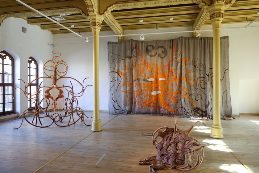 Zdjęcie z wystawy "Świątynia Baśni" w galerii BWA Wrocław Główny