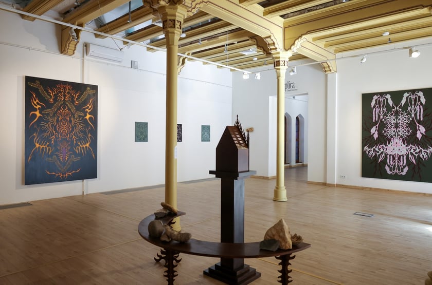 Zdjęcie z wystawy "Świątynia Baśni" w galerii BWA Wrocław Główny