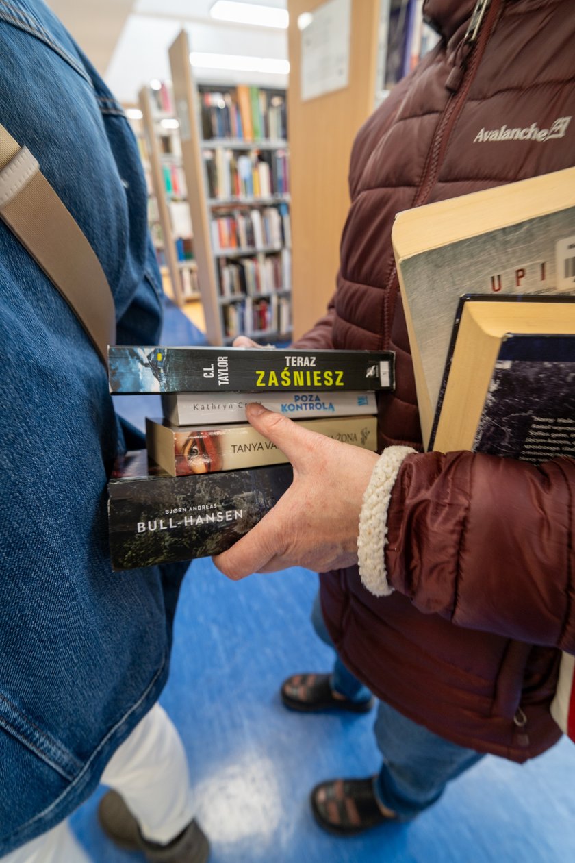 Mieszkańcy Wrocławia chętnie włączyli się w pomoc powodzianom z Ziemi Kłodzkiej i przez całą sobotę kupowali książki na kiermaszu w bibliotece na Nowym Dworze
