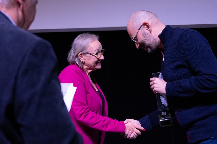 Gala wręczenia nagr&oacute;d Pi&oacute;ro Fredry i Dobre Strony &ndash; dyrektor targ&oacute;w Anna Morawiecka gratuluje nagrody dla Wydawnictwa Karakter