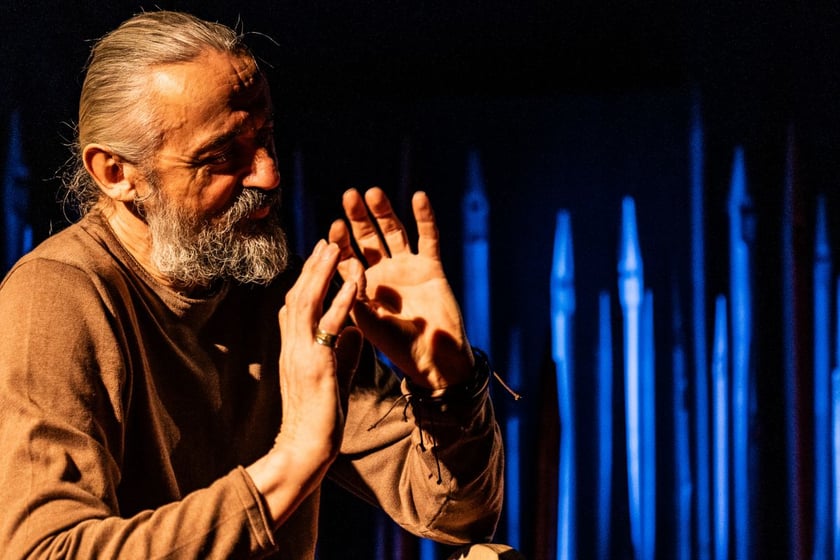 Zdjęcie z próby "Czekając na barbarzyńców" we Wrocławskim Teatrze Współczesnym