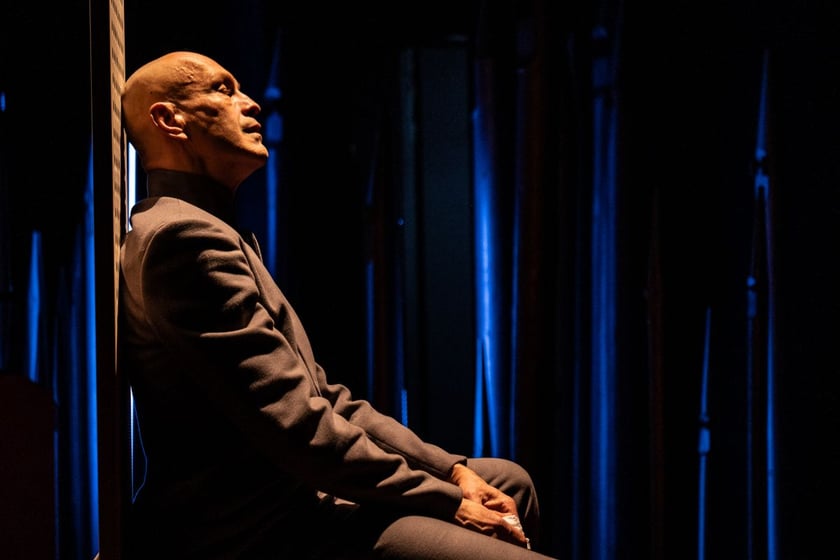 Zdjęcie z próby "Czekając na barbarzyńców" we Wrocławskim Teatrze Współczesnym