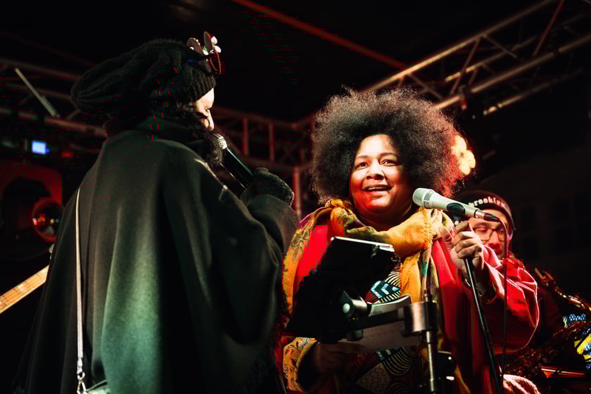 Wsp&oacute;lne kolędowanie wrocławian na Rynku, w przeddzień Wigilii 2024. Mieszkańc&oacute;w wspierali znani artyści.