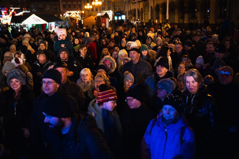 Wsp&oacute;lne kolędowanie wrocławian na Rynku, w przeddzień Wigilii 2024. Mieszkańc&oacute;w wspierali znani artyści.
