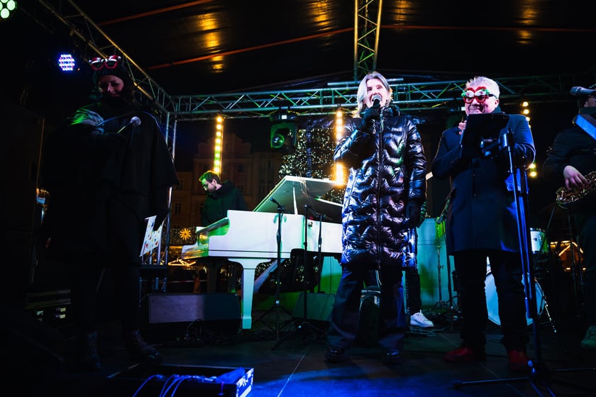 Wsp&oacute;lne kolędowanie wrocławian na Rynku, w przeddzień Wigilii 2024. Mieszkańc&oacute;w wspierali znani artyści.