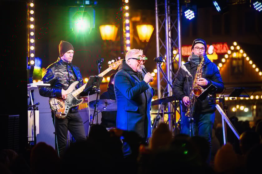 Wsp&oacute;lne kolędowanie wrocławian na Rynku, w przeddzień Wigilii 2024. Mieszkańc&oacute;w wspierali znani artyści.