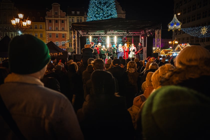 Wsp&oacute;lne kolędowanie wrocławian na Rynku, w przeddzień Wigilii 2024. Mieszkańc&oacute;w wspierali znani artyści.