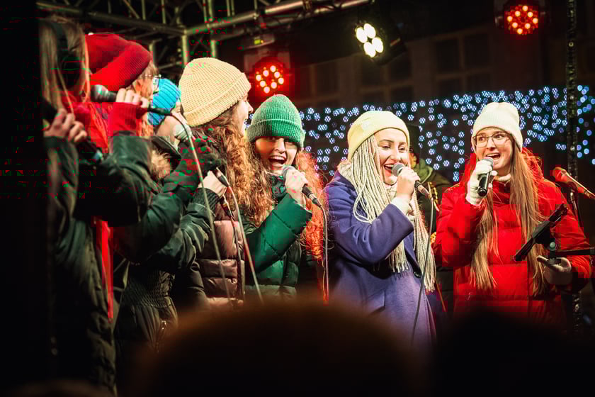 Wsp&oacute;lne kolędowanie wrocławian na Rynku, w przeddzień Wigilii 2024. Mieszkańc&oacute;w wspierali znani artyści.