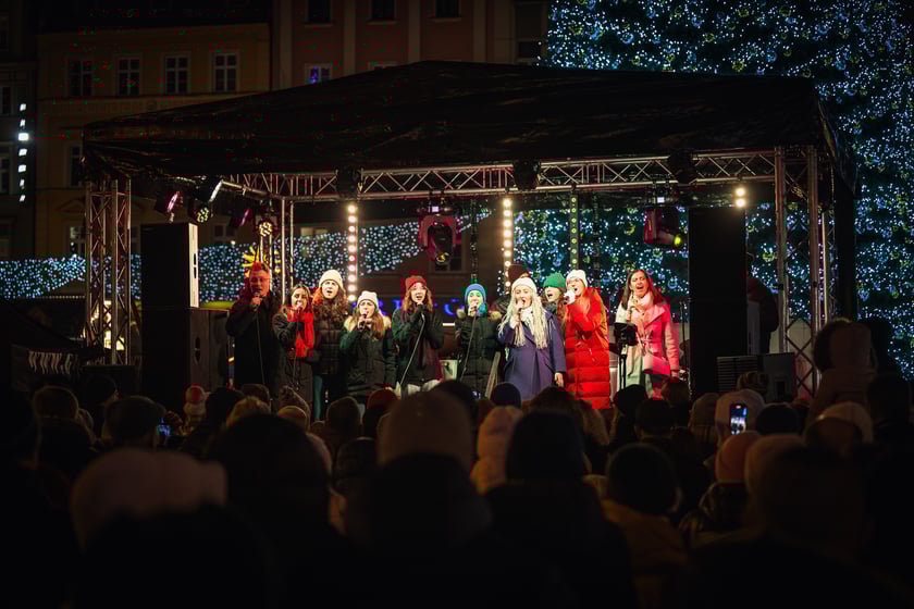 Wsp&oacute;lne kolędowanie wrocławian na Rynku, w przeddzień Wigilii 2024. Mieszkańc&oacute;w wspierali znani artyści.