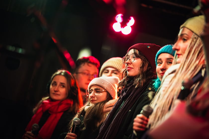 Wsp&oacute;lne kolędowanie wrocławian na Rynku, w przeddzień Wigilii 2024. Mieszkańc&oacute;w wspierali znani artyści.