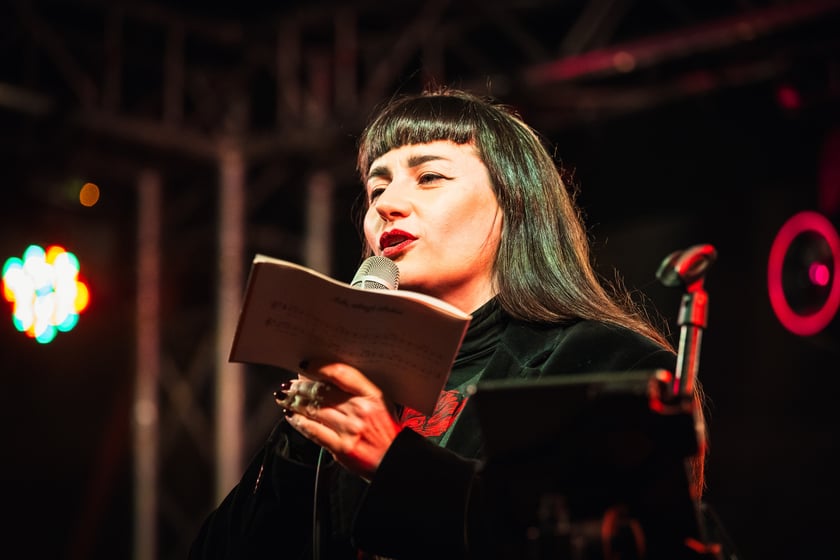 Wsp&oacute;lne kolędowanie wrocławian na Rynku, w przeddzień Wigilii 2024. Mieszkańc&oacute;w wspierali znani artyści.