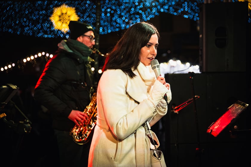 Wsp&oacute;lne kolędowanie wrocławian na Rynku. Mieszkańc&oacute;w wspierali znani artyści. Na zdjęciu: Magdalena Zawartko