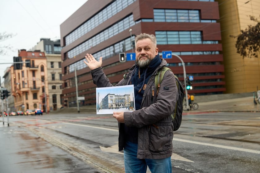 Michał Karczmarek przy ul. Krupniczej ze zdjęciem gmachu&nbsp;Śląskiego Muzeum Rzemiosła Artystycznego i Starożytności&nbsp;