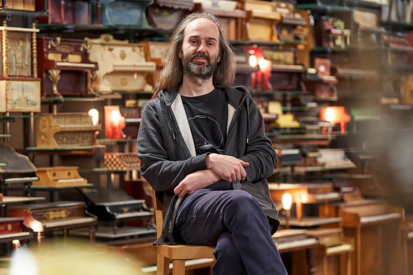 Paweł Romańczuk, twórca Galerii Toy Piano we Wrocławiu i założyciel zespołu Małe Instrumenty