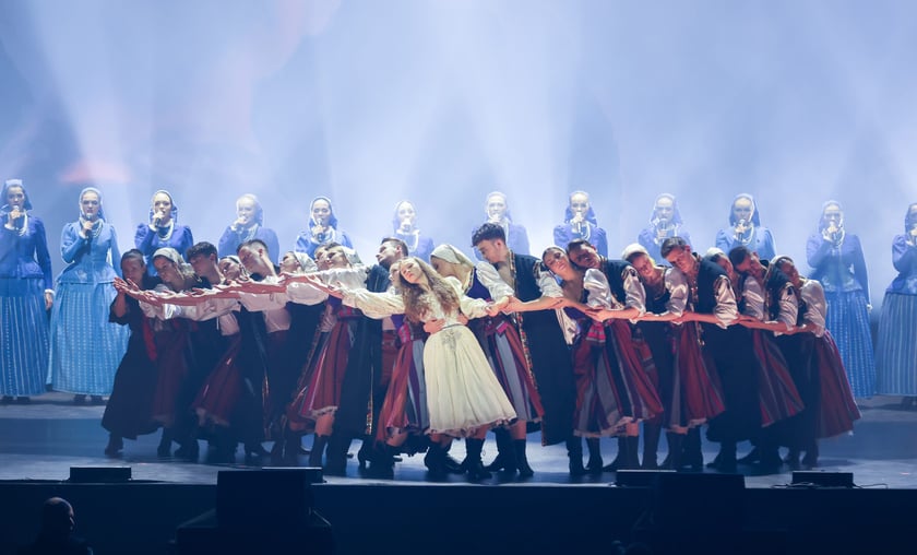 Widowisko "Chłopi Tańcuj Remixed" w Hali Stulecia i porywające układy choreograficzne