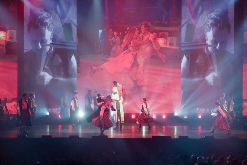 Widowisko "Chłopi Tańcuj Remixed" w Hali Stulecia