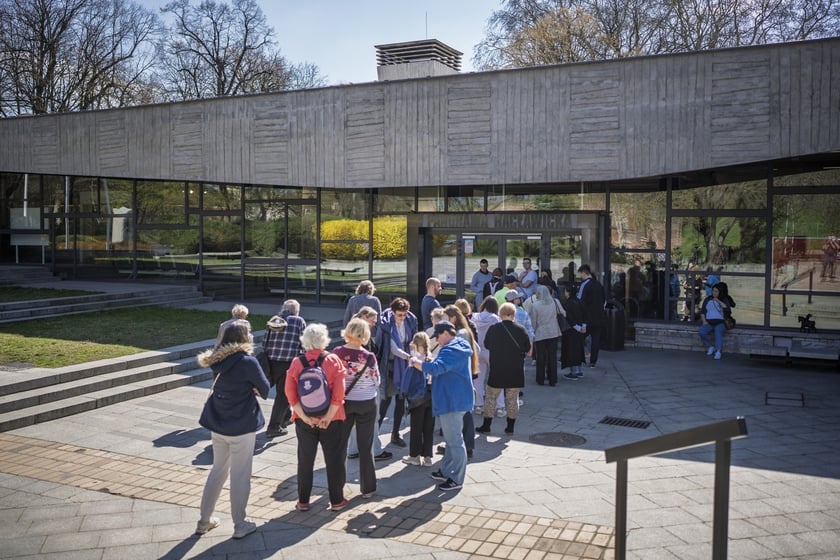 Kolejki zwiedzających przed Panoramą Racławicką 4 kwietnia