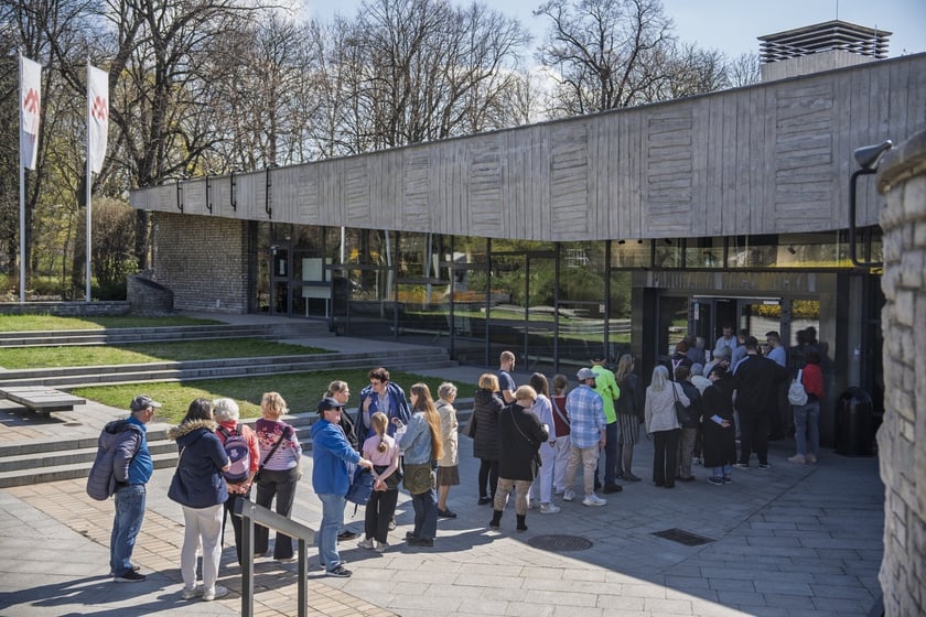 Kolejki zwiedzających przed Panoramą Racławicką 4 kwietnia