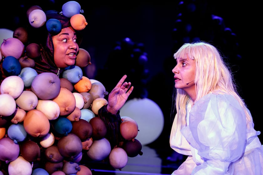 Z lewej Emose Uhunmwangho w "Alicji..." w Teatrze Muzycznym Capitol