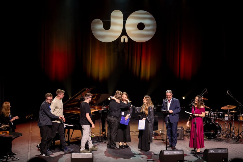 Fleeting Monument, zdjęcie z wręczenia nagr&oacute;d (23 kwietnia 2025)