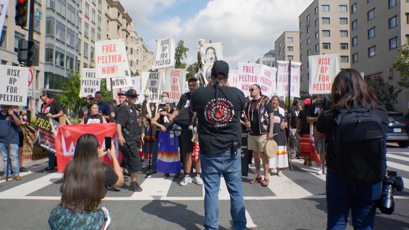 Kadr z filmu Uwolnić Leonarda Peltiera