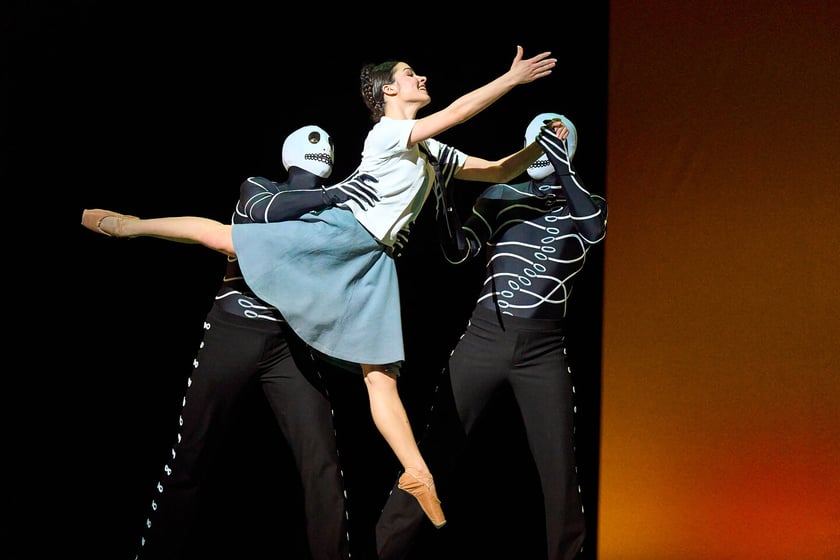 Sceny z baletu &bdquo;Frida&rdquo; w Operze Wrocławskiej